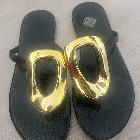 Elegant Black and Gold Women's Sandals - Picture 3 of 5
